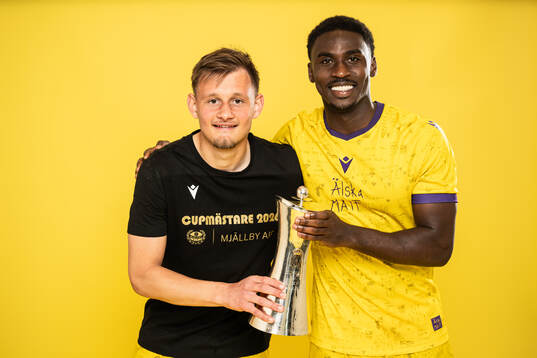 Mjällbys Aki Samuelsen och Tony Miettinen jublar med