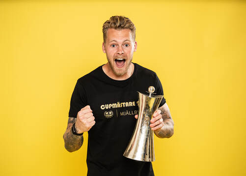 Mjällbys målvakt Robin Wallinder jublar med pokalen