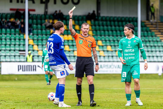 Domare Fredrik Alknäs visar gult kort till GIF Sundsvalls