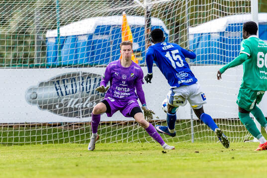 Ljungskiles målvakt Lukas Eriksson räddar ett friläge