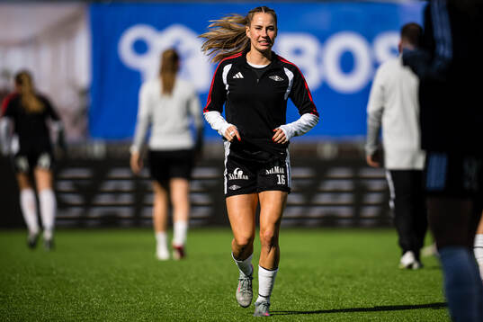 Ine Strømstad Berre of Rosenborg warms up