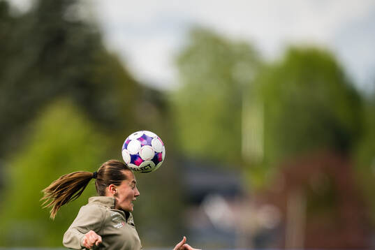 Mille Helland Flø of Stabæk warms up