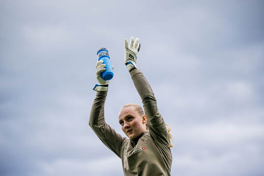 Goalkeeper Sunniva Skoglund of Stabæk warms up