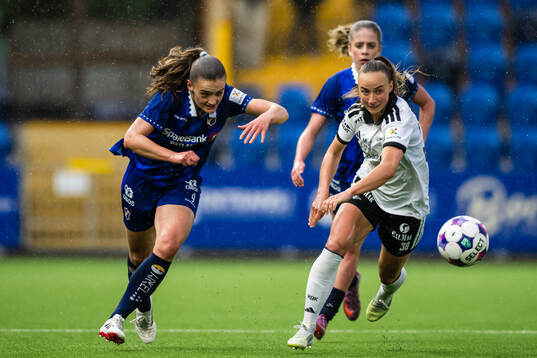Guro Hammer Røn of Stabæk and Milena Kokosz of Rosenborg