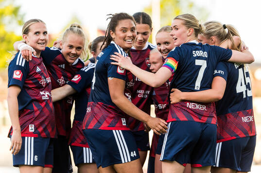 Rosengårds Jo-Anne Agbor Tataw Cronquist jublar med