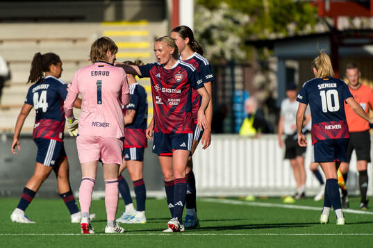 Rosengårds målvakt Moa Edrud och Emma Pennsäter