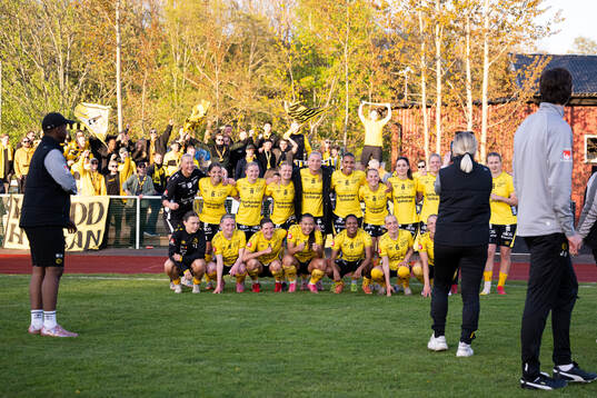 Elfsborgs spelare jublar framför supportrarna
