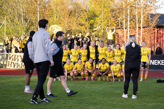 Elfsborgs spelare jublar framför supportrarna