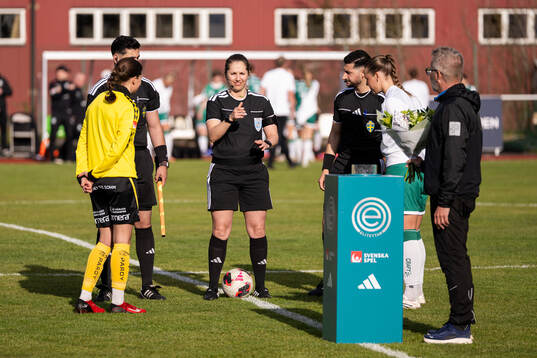 Domare Ulrica Löv fotbollsmatchen i Elitettan mellan