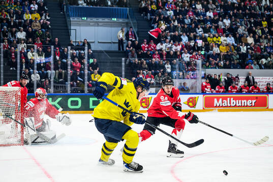 Simon Holmström of Sweden and Porter Martone of Canada