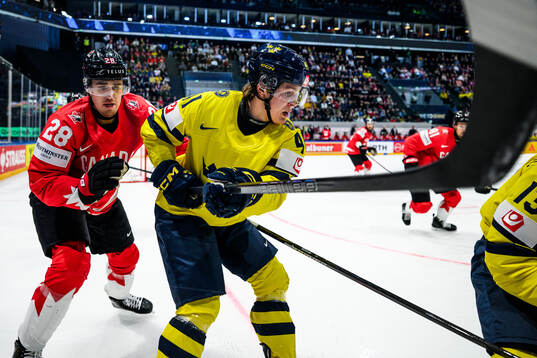 Zach Whitecloud of Canada and Ivar Stenberg of Sweden
