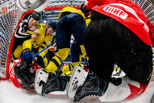 Simon Holmström of Sweden and Robert Thomas of Canada