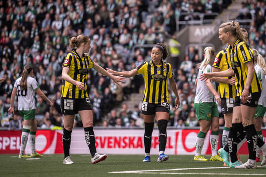 Häckens Emma Östlund och Felicia Schröder
