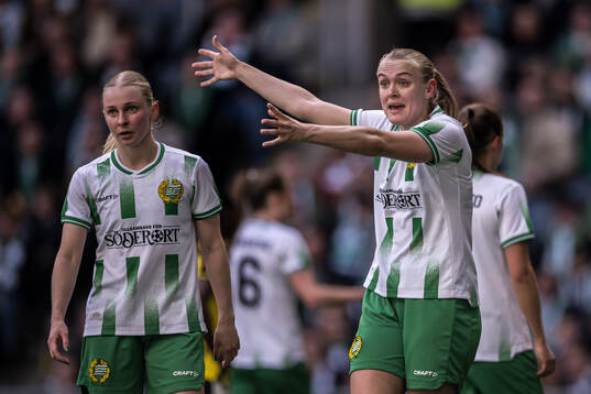 Hammarbys Emilie Joramo och Elin Sørum reagerar