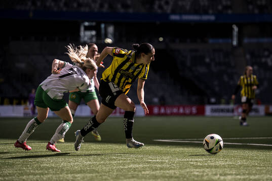 Hammarbys Emilie Joramo och Häckens Nesrin Akgun