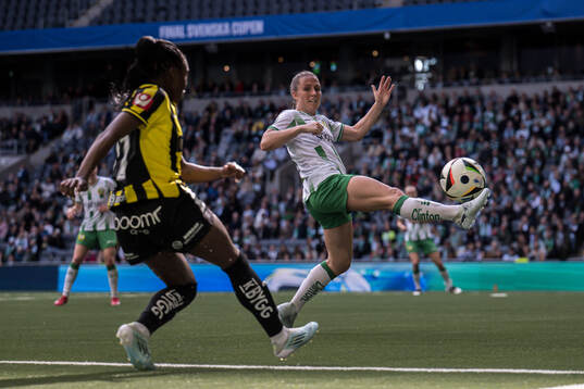 Häckens Monica Jusu Bah och Hammarbys Gudrun Arnardottir