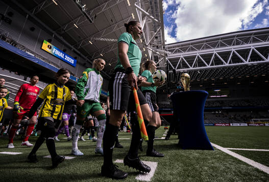 Hammarbys målvakt Melina Loeck och Alice Carlsson