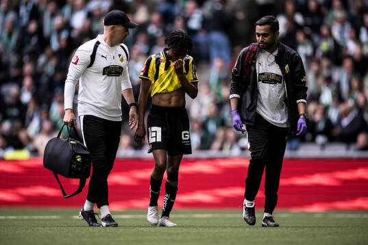 Häckens Halimatu Ibrahim Ayinde lämnar planen