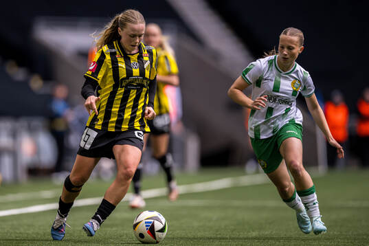 Häckens Pernille Sanvig och Hammarbys Fanny Peterson
