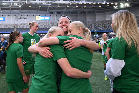 Hammarbys Madison Pogarch jublar med lagkamrater