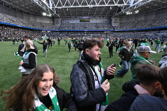 Hammarbys supportrar jublar