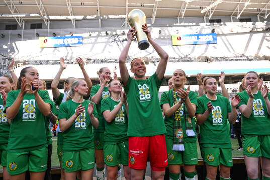 Hammarbys målvakt Melina Loeck jublar med pokalen