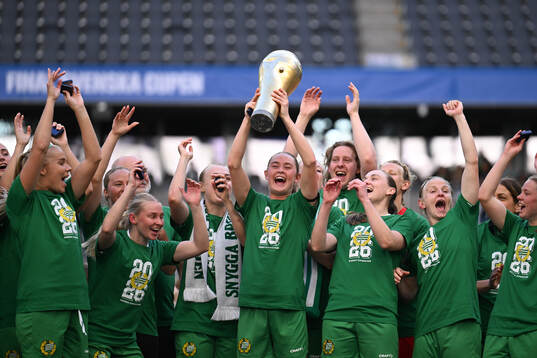 Hammarbys Svea Rehnberg jublar med pokalen