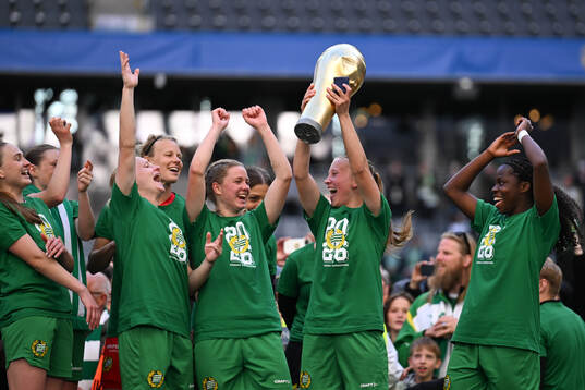 Hammarbys Fanny Peterson jublar med pokalen