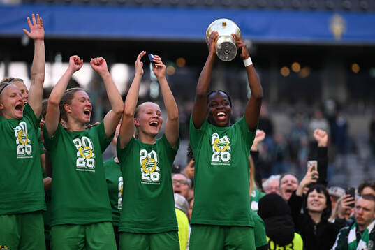 Hammarbys Vivienne Lia jublar med pokalen