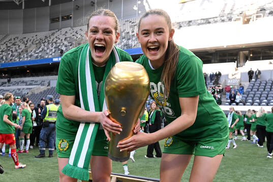 Hammarbys Sofia Reidy och Svea Rehnberg jublar med pokalen