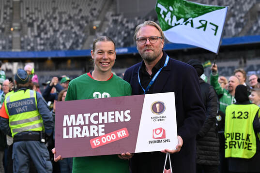 Hammarbys målvakt Melina Loeck tar emot priset som