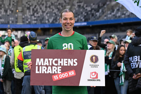 Hammarbys målvakt Melina Loeck tar emot priset som