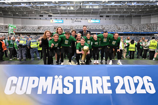 Hammarbys ledare jublar med pokalen