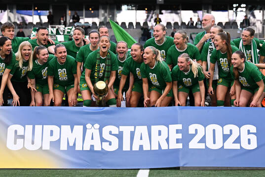 Hammarbys spelare jublar med pokalen