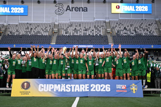 Hammarbys spelare jublar med pokalen