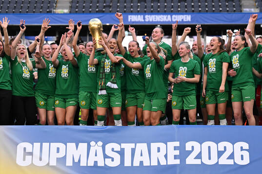 Hammarbys spelare jublar med pokalen