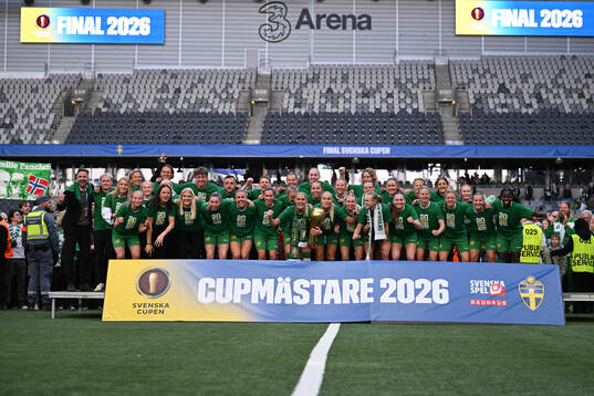 Hammarbys spelare jublar med pokalen