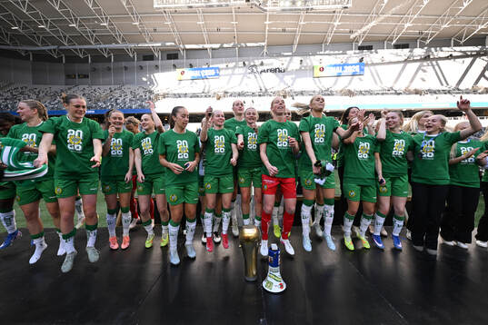 Hammarbys spelare jublar med pokalen