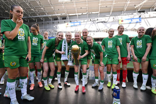 Hammarbys spelare jublar med pokalen
