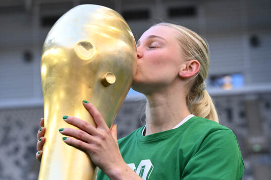 Hammarbys Emilie Joramo jublar med pokalen