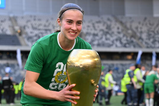 Hammarbys Vilma Emilia Koivisto jublar med pokalen