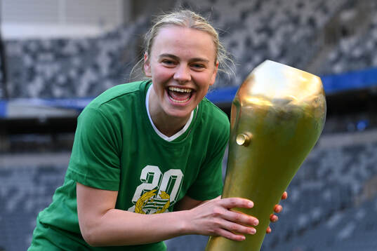 Hammarbys Mari Nyhagen jublar med pokalen