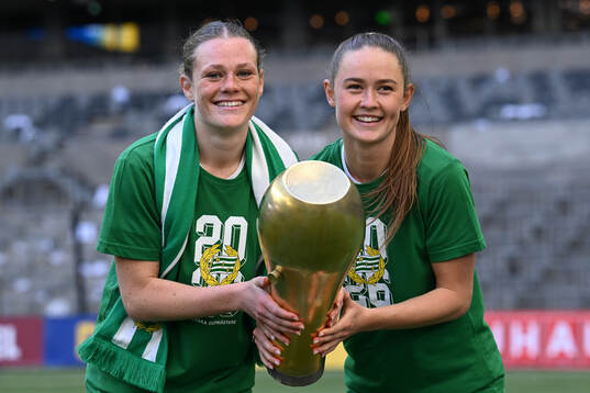 Hammarbys Sofia Reidy och Svea Rehnberg jublar med pokalen