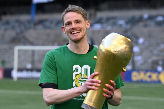 Hammarbys tränare William Strömberg jublar med pokalen