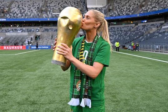 Hammarbys Alice Carlsson jublar med pokalen