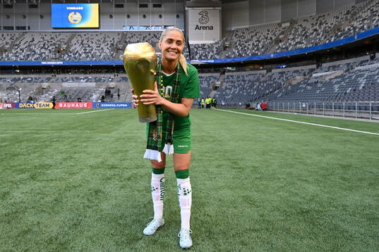Hammarbys Alice Carlsson jublar med pokalen