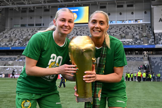 Hammarbys Emilie Joramo och Alice Carlsson jublar med