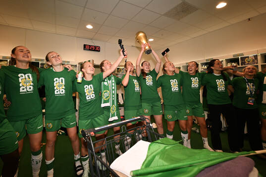 Hammarbys spelare jublar med pokalen