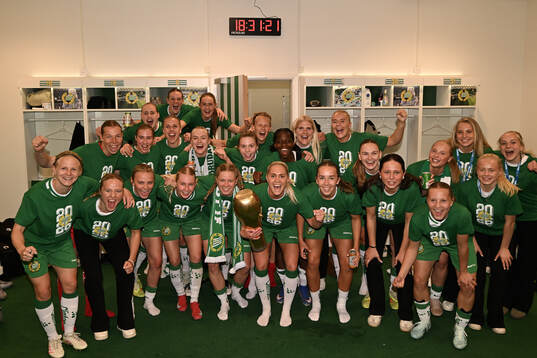 Hammarbys spelare jublar med pokalen