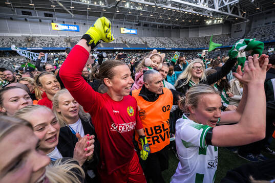 Hammarbys målvakt Melina Loeck och Mari Nyhagen jublar